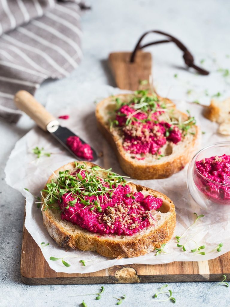 brød med rødbetehummus oppskrift, enkel rødbetehummus på brød, brødskive med rødbetehummus og urter, brød med kremet rødbetehummus, rødbetehummus på ferskt brød, brød med rødbetehummus til lunsj, oppskrift på rødbetehummus med sprøtt brød, brød med hjemmelaget rødbetehummus, rødbetehummus på ristet brød, brød med rødbetehummus og pisket kremost, brødskive med rødbetehummus og frisk koriander, brød med rødbetehummus til frokost, brød med rødbetehummus og hint av hvitløk, oppskrift på brød med kremet rødbetehummus, brød med rødbetehummus og sesamfrø, brød med smakfull rødbetehummus, brød med rødbetehummus og ristede nøtter, rødbetehummus på sprø brødskiver, brød med rødbetehummus og basilikum, rødbetehummus på brød til frokost, brød med rødbetehummus og lett pisket ost, brødskiver med rødbetehummus til lunsj, rødbetehummus på brød med urtesmak, brød med rødbetehummus og sprø grønnsaker, brød med rødbetehummus og friske urter, oppskrift på brød med rødbetehummus og pisket smør, brød med rødbetehummus til hverdagsfrokost, brød med rødbetehummus og hvitløksolje, rødbetehummus på ferskt hjemmebakt brød, brød med rødbetehummus og hint av sitron, brød med rødbetehummus og fersk persille, brød med rødbetehummus og sprø topping, oppskrift på brødskiver med rødbetehummus, brød med kremet rødbetehummus og hint av krydder, brød med rødbetehummus og dill, rødbetehummus på brød til helgefrokost, brød med pisket rødbetehummus, rødbetehummus på brød og grønnsaker, rødbetehummus på sprøtt brød med sesam, brød med rødbetehummus og hint av chili, brødskiver med rødbetehummus og oliven, brød med rødbetehummus til sunn frokost, rødbetehummus på brød med pisket rømme, oppskrift på brødskiver med kremet rødbetehummus, brød med rødbetehummus og smak av sitron, brød med frisk rødbetehummus og koriander, rødbetehummus på brød med sprø topping, brød med rødbetehummus og friske krydderurter, brødskive med rødbetehummus og sprøstekt løk, rødbetehummus på ristet brød til lunsj, brød med rødbetehummus og ristede grønnsaker, brød med rødbetehummus og pisket fløte, brød med rødbetehummus og mild smak, oppskrift på brødskive med rødbetehummus og urter, brød med rødbetehummus og lett rømme, rødbetehummus på hjemmebakt brød, brød med rødbetehummus og sprø kant, rødbetehummus på brød til familiemiddag, brød med kremet rødbetehummus og hint av rosmarin, brødskiver med pisket rødbetehummus, rødbetehummus på brød til frokost og lunsj, brød med rødbetehummus og ristede frø, oppskrift på brød med rødbetehummus og koriander, brød med rødbetehummus og et hint av sitron, brød med rødbetehummus og lett krydder, brødskive med rødbetehummus og friske urter, rødbetehummus på brød til rask lunsj, brød med rødbetehummus og sprø gulrotstaver, brødskiver med rødbetehummus til lett frokost, oppskrift på kremet rødbetehummus på brød, brød med rødbetehummus og pisket kremfløte, brød med rødbetehummus og dill og persille, brød med rødbetehummus og smakfull topping, brød med rødbetehummus og syrlig twist, brød med rødbetehummus og sprø grønnsaksstaver, brød med frisk rødbetehummus og hint av hvitløk, brødskive med rødbetehummus og sprø urter, brød med rødbetehummus og fløyelsmyk konsistens, rødbetehummus på brød med hint av sitron, brødskiver med rødbetehummus og kremet dressing, rødbetehummus på grovt brød, oppskrift på brød med rødbetehummus og persille
