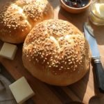 Solsikkerundstykker med sprø skorpe og myk kjerne, Hvordan lage myke og luftige solsikkerundstykker, Oppskrift på solsikkerundstykker – enkle og smakfulle, Solsikkerundstykker med honning og nøttesmak, Saftige rundstykker med solsikkefrø og havregryn, Myke solsikkerundstykker med hint av sødme, Enkle solsikkerundstykker for frokost og lunsj, Hjemmelagde solsikkerundstykker – perfekt for piknik, Solsikkerundstykker med smak av sommer, Gylne solsikkerundstykker med ekstra næring, Oppskrift: Solsikkerundstykker med honningglasur, Hvordan bake perfekte solsikkerundstykker hjemme, Luftige solsikkerundstykker med ekstra frø, Myke og solrike solsikkerundstykker til alle måltider, Solsikkerundstykker for sunn og balansert kost, Enkle oppskrifter på solsikkerundstykker med twist, Smakfulle solsikkerundstykker med et hint av salt, Solsikkerundstykker – gylne smaksbomber til brødkurven,