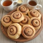 Skillingsboller sunn oppskrift med hint av kardemomme, Luftige kanelsnurrer laget med mindre sukker, Hvordan lage sunnere skillingsboller hjemme, Kanelsnurrer uten sukker men med ekte smak, Skillingsboller med kardemomme og havremel, Søte og luftige skillingsboller med kardemommesmak, Sunnere bakst: skillingsboller med kanel og kardemomme, Enkel oppskrift på luftige og sunne kanelsnurrer, Skillingsboller med speltmel og hint av kardemomme, Luftige kardemommeboller med sunnere ingredienser, Hvordan lage perfekte kanelsnurrer med mindre sukker, Kardemommeboller med kanel: en sunnere variant, Sunn bakst: luftige skillingsboller med speltmel, Skillingsboller med kanel og kardemomme uten hvitt sukker, Kanelsnurrer med mindre sukker og mye smak, Hjemmelagde skillingsboller med kardemomme og kanel, Sunnere kanelsnurrer til hverdags og spesielle anledninger, Oppskrift på skillingsboller med mindre kalorier, Luftige kardemommeboller laget med sunnere mel, Perfekte kanelsnurrer med hint av kardemomme og kanel