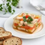 Kyllingaspik oppskrift med grønnsaker, Tradisjonell aspik med kylling, Hvordan lage aspik med kylling, Ingredienser til kyllingaspik oppskrift, Sunn og lett kyllingrett, Aspik til fest og hverdags, Tips for perfekt kyllingaspik, Gelébasert kyllingrett med grønnsaker, Klassisk aspik med gelé, Lavkarbo aspik med kylling, Proteinrik aspik med grønnsaker, Kyllingrett med lavt kaloriinnhold, Beste måten å servere kyllingaspik, Gelé med kylling og grønnsaker, Lettvint oppskrift på aspik med kylling, Hvordan tilpasse aspik for barn, Aspik oppskrift med få ingredienser, Lang holdbarhet på kyllingaspik, Lav-salt aspik oppskrift, Frisk og syrlig kyllingaspik med grønnsaker