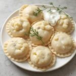 Myke vareniki med sunnere fyll oppskrift, Hvordan lage smakfulle vareniki hjemme, Sunn og næringsrik vareniki til middag, Vegetarisk vareniki med lett fylling, Steg-for-steg guide til myke vareniki, Tradisjonelle vareniki med en sunnere vri, Enkel oppskrift på smakfulle vareniki, Deilig fyll til hjemmelagde vareniki, Beste krydder til sunnere vareniki, Hvordan tilberede myke vareniki raskt, Lett og luftig vareniki med grønnsaksfyll, Perfekt middag med myke vareniki, Vareniki for en sunnere livsstil, Fylte deigputer med lett og sunt fyll, Vegetarisk variant av klassiske vareniki, Tradisjonelle vareniki uten tunge ingredienser, Smakfull middag med sunnere vareniki, Hvordan lage perfekte vareniki hjemme, Tips til saftig fyll i vareniki, Smakfulle vareniki for hele familien