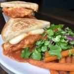 Sunnere portugisisk smaksopplevelse med gratinerte Francesinha, Hvordan lage fristende gratinerte Francesinha hjemme, Francesinha oppskrift med færre kalorier og sunnere ingredienser, Nyt smaken av Portugal med gratinerte Francesinha på lavkarbo, Tradisjonell portugisisk Francesinha gjort sunnere og enklere, Enkel oppskrift på gratinerte Francesinha for hele familien, Sunnere versjon av Portugals klassiske Francesinha rett, Tips for å lage gratinerte Francesinha på en sunnere måte, Francesinha med friske og næringsrike ingredienser, Lavkalori Francesinha uten å gå på kompromiss med smaken, Oppgrader middagen med sunnere gratinerte Francesinha, Hjemmelaget Francesinha med næringsrike og smakfulle alternativer, Portugisisk Francesinha med et moderne, sunt preg, Slik lager du smakfull gratinert Francesinha uten dårlig samvittighet, Sunn hverdagsmiddag inspirert av portugisisk Francesinha, Nyt autentisk portugisisk Francesinha på en sunn måte, Sunnere Francesinha med masse smak og gratinert ost, Gjør Francesinha lettere med sunne erstatninger, Lag en deilig gratinert Francesinha som også er helsefremmende, Hvordan tilberede sunn og deilig Francesinha med autentiske smaker.