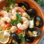 Sunn sjømatgryte med Arroz de Marisco-oppskrift, Sunnere portugisisk sjømatgryte med havfrisk smak, Tradisjonell Arroz de Marisco i en sunnere versjon, Hvordan lage Arroz de Marisco med havets beste smaker, Sunn sjømatgryte inspirert av portugisisk Arroz de Marisco, Havfrisk Arroz de Marisco – sunn og velsmakende sjømatrett, Sunn portugisisk gryte med fersk sjømat og ris, Havfrisk oppskrift på Arroz de Marisco som alle elsker, Enkel og sunn Arroz de Marisco med lokal sjømat, Helsevennlig portugisisk sjømatgryte for hele familien, Havets beste smaker i en sunn Arroz de Marisco-oppskrift, Perfekt sjømatgryte med sunnere ingredienser fra Portugal, Havfrisk Arroz de Marisco – klassisk portugisisk rett, Sunnere måte å nyte portugisisk sjømat med Arroz de Marisco, Deilig Arroz de Marisco med redusert kaloriinnhold, Havfrisk sjømatgryte for deg som elsker sunn mat, Lag sunn Arroz de Marisco med enkle ingredienser, Arroz de Marisco på en lett og sunn måte, Havfrisk sjømatoppskrift inspirert av Portugals kyst, Arroz de Marisco som kombinerer sunnhet og smak.