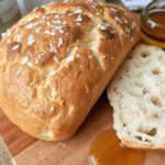 Luftig ciabatta med honning og havsalt oppskrift, Smakfull ciabatta med sprø skorpe, Enkel oppskrift på luftig ciabatta, Luftig ciabatta til helgefrokost, Ciabatta bakt med honning, Honningciabatta med havsalt topping, Deilig sprø ciabatta til lunsj, Hvordan lage luftig ciabatta hjemme, Luftig brød med havsalt og honning, Myk og luftig ciabatta oppskrift, Ciabatta med balansert søt og salt smak, Smakfull luftig ciabatta for middag, Sprø ciabatta med hint av honning, Oppskrift på ciabatta med havsaltflak, Hjemmelaget ciabatta med sødme fra honning, Luftig ciabatta bakt med omsorg, Honningglasert ciabatta med havsalt, Sprø ciabatta med fyldig smak, Luftig og gyllen ciabatta, Tips for perfekt luftig ciabatta