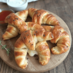 Sunnere pizzahorn med fullkorn og ostefyll, Enkel oppskrift på sunne pizzahorn, Pizzahorn med smakfullt fyll, Fullkorn pizzahorn for ekstra fiber, Hvordan lage sunne pizzahorn hjemme, Crispy pizzahorn med smeltet ost, Hjemmelagde pizzahorn med fullkornsmel, Fylte pizzahorn til lunsj eller middag, Sunnere pizzahorn for hele familien, Pizzahorn med smaksrik osteblanding, Enkel og rask pizzahornoppskrift, Fullkorn pizzahorn til barnevennlig mat, Lette pizzahorn med sunnere ingredienser, Smakfulle pizzahorn med ostefyll, Sunne pizzahorn som snacksalternativ, Pizzahorn med lavt fettinnhold, Hjemmebakte pizzahorn med fullkorn, Enkel fremgangsmåte for sunnere pizzahorn, Pizzahorn med sprø skorpe og ost, Sunnere pizzahorn til matpakker.