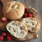 Boller med grovt mel og havreoppskrift, Hvordan lage sunne boller med havre, Fiberrik gjærbakst med grovt mel, Næringsrike boller for energifylt frokost, Enkel oppskrift på havreboller, Boller uten sukker med grovt mel, Naturlig søtt bakverk med havre, Gjærbakst med havre for bedre fordøyelse, Tradisjonell oppskrift på grove boller, Bak sunnere boller med havre og frø, Havreboller uten gluten for spesialkost, Sunne boller for en aktiv livsstil, Boller for barn med grovt mel, Grove boller som gir langvarig energi, Slik lager du næringsrike boller, Gjærbakst med havre som metter lenge, Bak grove boller til lunsj eller mellommåltid, Boller med havregryn og nøtter, Glutenfrie grove havrebolleroppskrifter, Myke boller med havre og chiafrø.