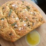 Mykt focaccia brød med grovt mel og urter, Hvordan lage focaccia brød hjemme, Tradisjonell oppskrift på myk focaccia, Focaccia med urter og havsalt, Bake myk focaccia uten gjær, Fiberrik focaccia med grovt mel, Enkel focaccia med friske urter, Focaccia brødoppskrift for hverdag og fest, Saftig focaccia med rosmarin og oliven, Italiensk focaccia med sprø skorpe, Focaccia brød uten melk, Hvordan lage glutenfri focaccia, Deilig focaccia for hele familien, Sunn focaccia med mindre salt, Focaccia med soltørkede tomater, Focaccia med oliven og urtesmør, Focaccia brød som tilbehør til middag, Grov focaccia for sunnere valg, Lett og luftig focaccia oppskrift, Mykt focaccia brød for smørbrødbordet.