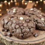 Myke og saftige triple sjokoladehavrekjeks oppskrift, Hvordan bake triple sjokoladehavrekjeks hjemme, Saftige kjeks med sjokoladebiter og havre, Oppskrift på myke havrekjeks med sjokolade, Enkel oppskrift på triple sjokoladekjeks, Bærekraftige ingredienser i sjokoladehavrekjeks, Triple sjokoladehavrekjeks for hele familien, Saftige kjeks uten melk med sjokolade, Glutenfrie triple sjokoladekjeks, Deilig dessert med havre og sjokolade, Myke havrekjeks med mørk sjokolade, Tips for perfekt bakte sjokoladekjeks, Havrekjeks med rik sjokoladesmak, Hvordan få kjeksene myke og saftige, Triple sjokoladehavrekjeks uten raffinert sukker, Hjemmelaget kjeks med flere sjokoladelag, Sjokoladekjeks som smelter i munnen, Saftige havrekjeks med sjokoladedråper, Oppskrift på sunne havrekjeks med sjokolade, Myke kjeks med sjokolade og havresmak.