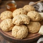 Sprø havrescones med fullkorn og honning, Luftige scones med havre og fullkorn, Enkel oppskrift på luftige havrescones, Sunn havresconesoppskrift med fullkorn, Hvordan lage sprø havrescones hjemme, Havrescones med naturlig sødme fra honning, Fiberrike scones for sunn frokost, Sconesoppskrift med havre og naturlig honning, Sunnere variant av havrescones, Myke scones med fullkornshavre, Smakfulle scones uten raffinert sukker, Perfekte havrescones med gyllen skorpe, Glutenfrie havrescones med honning, Ferske scones med havregryn og honning, Fullkornshavrescones for stabil energi, Havresconesoppskrift med smak av honning, Hjemmebakte sprø havrescones med fullkorn, Rask oppskrift på luftige havrescones, Scones med naturlig søtning og fullkorn, Tradisjonelle scones med havre og honning.