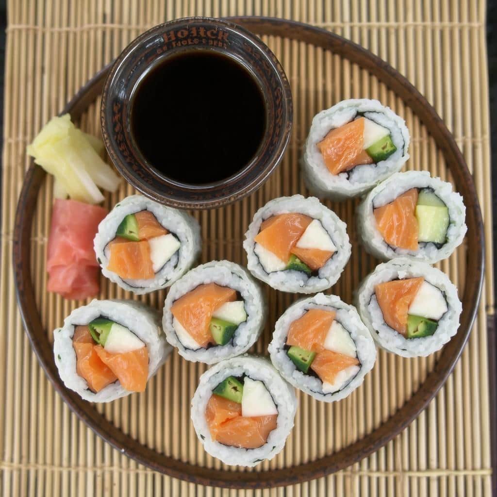 Maki med Laks – Perfekt Kombinasjon av Frisk Laks og Syrlig Sushi-ris