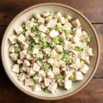 Oppskrift på kremet kyllingsalat, hvordan lage kyllingsalat med dressing, kyllingsalat med crème fraîche og majones, enkel kyllingsalat til lunsj, kremet kyllingsalat med urter, sunn kyllingsalat oppskrift, beste dressing til kyllingsalat, kyllingsalat med selleri og rødløk, hvordan tilberede saftig kylling til salat, lett og smakfull kyllingsalat, tilbehør til kremet kyllingsalat, kyllingsalat til fest, kyllingsalat med sitron og dill, kremet kyllingsalat uten majones, kyllingsalat servert med brød, Oppskrift på krema kyllingsalat, korleis lage kyllingsalat med dressing, kyllingsalat med crème fraîche og majones, enkel kyllingsalat til lunsj, krema kyllingsalat med urter