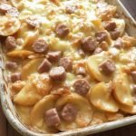 Pølsegrateng med poteter oppskrift, enkel pølsegrateng, hverdagsmiddag med pølser og poteter, grateng med ost og pølse, kremet pølsegrateng oppskrift, potetgrateng med pølsebiter, familievennlig middag, hvordan lage pølsegrateng, grateng til middag, rask og enkel gratengoppskrift