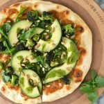 Vegan Green Delight Pizza oppskrift, Sunn pizza med pesto og avokado, Grønnsakspizza uten ost vegansk stil, Hvordan lage vegansk pizza hjemme, Grønnsakspizza med avokado og spinat, Hjemmelaget vegansk pizzabunn med pesto, Enkel og sunn grønn pizzaoppskrift, Glutenfri vegansk pizza med grønnsaker, Lavkalori vegansk pizza til middag, Pizzainnspirasjon med avokado og urter, Vegansk pizza med spinat og squash, Grønnsakspizza for hele familien sunn variant, Sunn middag vegansk pizza med pesto, Smakfull vegansk pizza uten meieriprodukter, Grønne grønnsaker på vegansk pizza, Hjemmelaget pesto til vegansk pizzaoppskrift, Enkel grønn pizza med friske grønnsaker, Vegan Green Delight Pizza tips og triks, Sunn grønnsakspizza med avokado og urtepesto, Vegansk pizzafest med grønn topping.