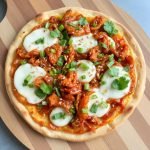 Kimchi- og svinekjøttpizza med asiatisk vri, Enkel pizzaoppskrift med kimchi og svin, Smakfull asiatisk pizza med svinekjøtt, Kimchi-basert pizza med asiatisk inspirasjon, Pizza med koreanske smaker og svin, Asiatisk pizza med fermentert kimchi topping, Lag kimchipizza med en smakfull vri, Rustikk pizza med svinekjøtt og kimchi, Enkel asiatisk pizza med unike smaker, Glutenfri kimchipizza med svinekjøtt, Svinekjøttpizza med krydret kimchi-topping, Sunn pizza med asiatisk kimchi-vri, Koreansk pizza med svinekjøtt og kimchi, Langtidskokt svinekjøtt på kimchi-pizza, Pizza med kimchi og spicy asiatisk saus, Kimchipizza for familiekvelder med smak, Hurtig kimchipizza med asiatisk krydder, Vegetarpizza inspirert av kimchi og svin, Autentisk asiatisk pizza med fermentert kimchi, Svinekjøtt og kimchi i perfekt pizzakombinasjon.