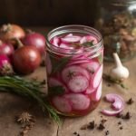 Hjemmelaget syltet rødløk oppskrift, Enkel oppskrift på syltet rødløk, Hvordan lage syltet rødløk hjemme, Rask metode for syltet rødløk, Syltet rødløk med eplecidereddik, Langtidslagret syltet rødløk i glass, Smakfull syltet rødløk til salat, Krydret hjemmelaget syltet rødløk, Syltet rødløk til tacos og burger, Tradisjonell syltet rødløk med eddik, Perfekt syltet rødløk til grillmat, Hvordan oppbevare syltet rødløk riktig, Hjemmelaget syltet rødløk uten sukker, Syltet rødløk med honning og krydder, Enkel syltet rødløk med sitron, Sunn hjemmelaget syltet rødløk oppskrift, Rødløk i syltelake med balsamico, Feilfritt syltet rødløk for nybegynnere, Syltet rødløk med chili og hvitløk, Økologisk hjemmelaget syltet rødløk.
